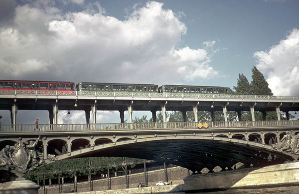 train crosses the seine