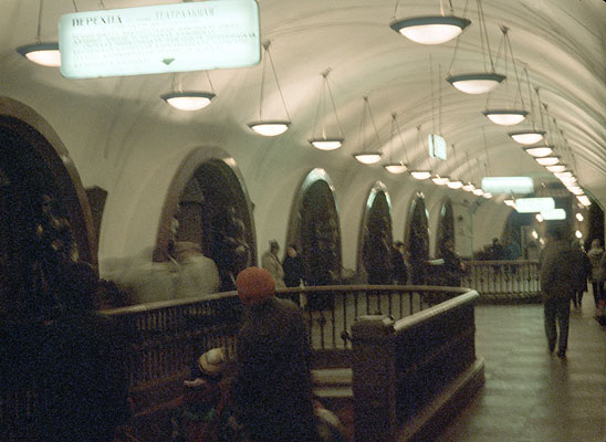 revolutionary hero statuary in the metro