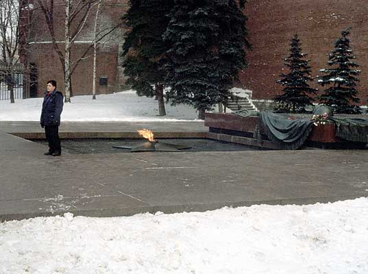 the eternal flame on the tomb of the unknown soldier