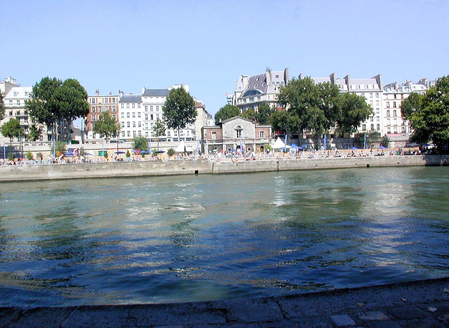 Paris Plage -- sunning on the Seine