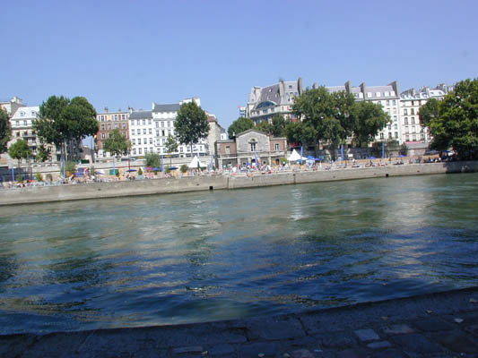 'paris plage' -- sunning on the seine