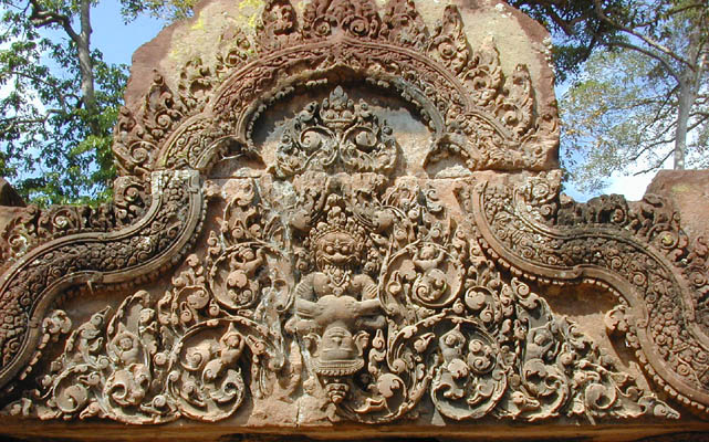 banteay srei is famous for its elaborate lintels